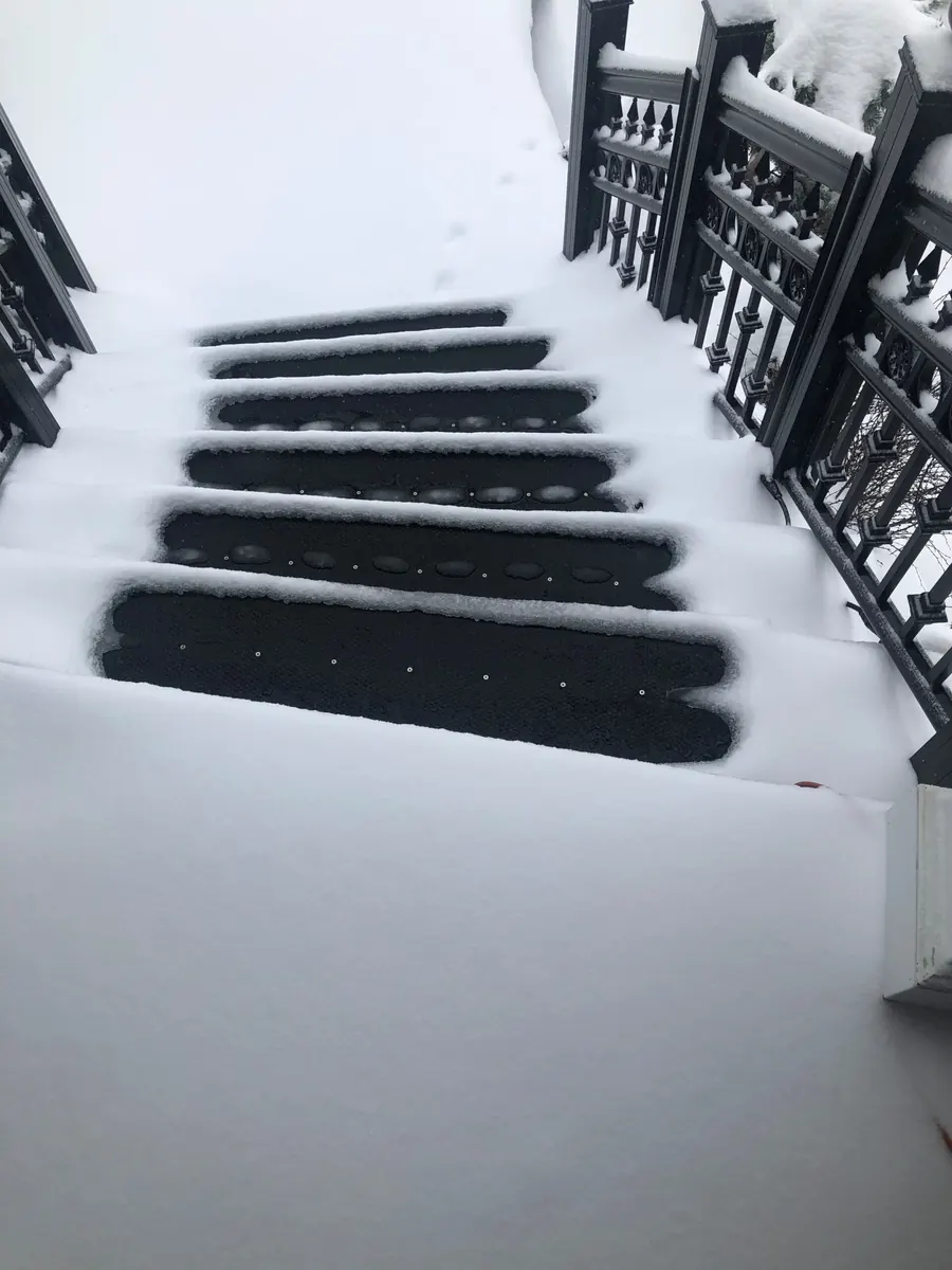 Tapis thermiques déneigeant un escalier extérieur